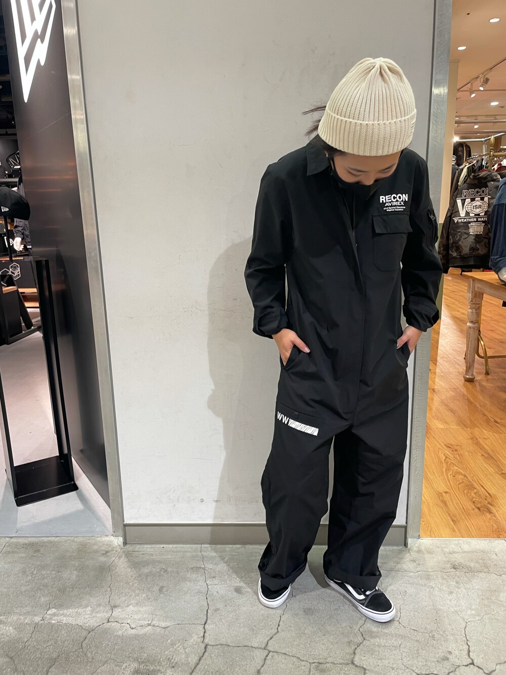 「AVIREX、AVIREXBelle、ootd、おしゃれさんと繋がりたい、つなぎ、低身長、秋カラー、スニーカー、オーバーサイズ、ストリート」｜「AVIREXの【AVIREX FLYER'S】アーバンユーティリティージャンプスーツ/ URBAN UTILITY JUMP SUIT（つなぎ/オールインワン、ブラック系）」を使った、ayanaさん（レディース・158cm）の夏コーディネートの1枚目の写真
