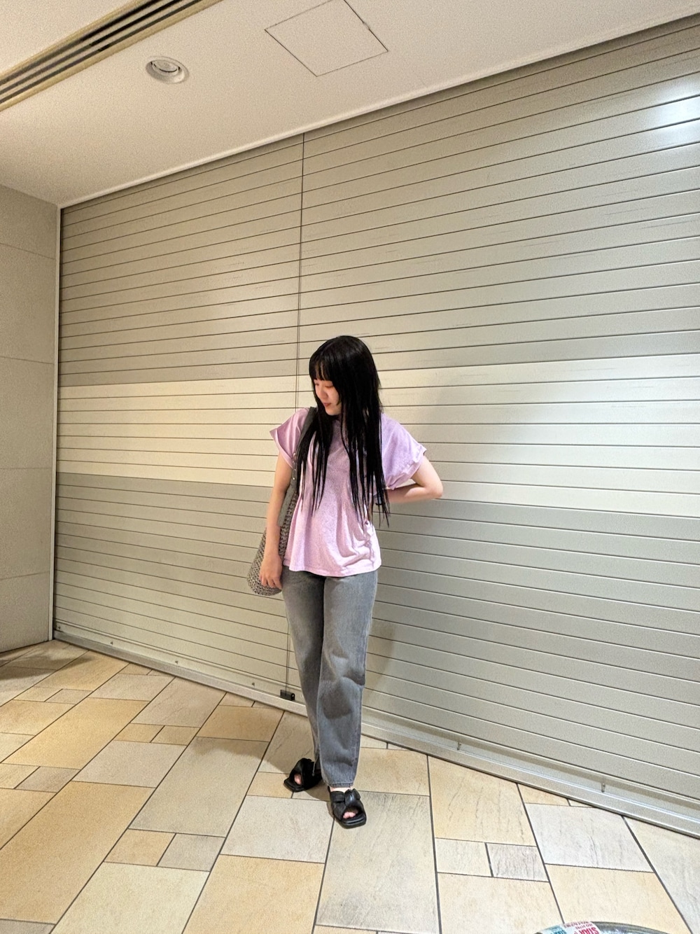 「夏コーデ、デニム、デニムコーデ、くすみカラー、くすみピンク、グレーデニム、ウエストタック、韓国ファッション、SENSEOFPLACE」｜「SENSE OF PLACE by URBAN RESEARCHのハイウエストストレートデニム（デニムパンツ、グレー系）」を使った、あんりさん（レディース・155cm）の夏コーディネートの1枚目の写真