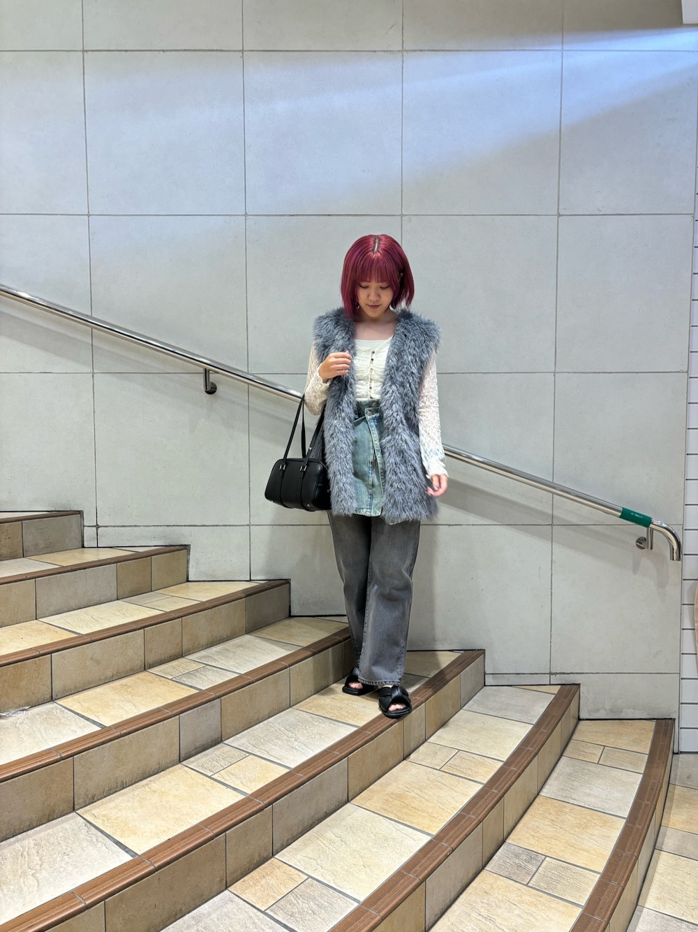 「秋服準備はじめました、レイヤードスタイル、レイヤードスカート、デニム、デニムパンツ、デニムスカート、ファーベスト、レーストップス、HEYUMM、SENSEOFPLACE、センスオブプレイス」｜「SENSE OF PLACE by URBAN RESEARCHのハイウエストストレートデニム（デニムパンツ、グレー系）」を使った、あんりさん（レディース・155cm）の秋コーディネートの1枚目の写真
