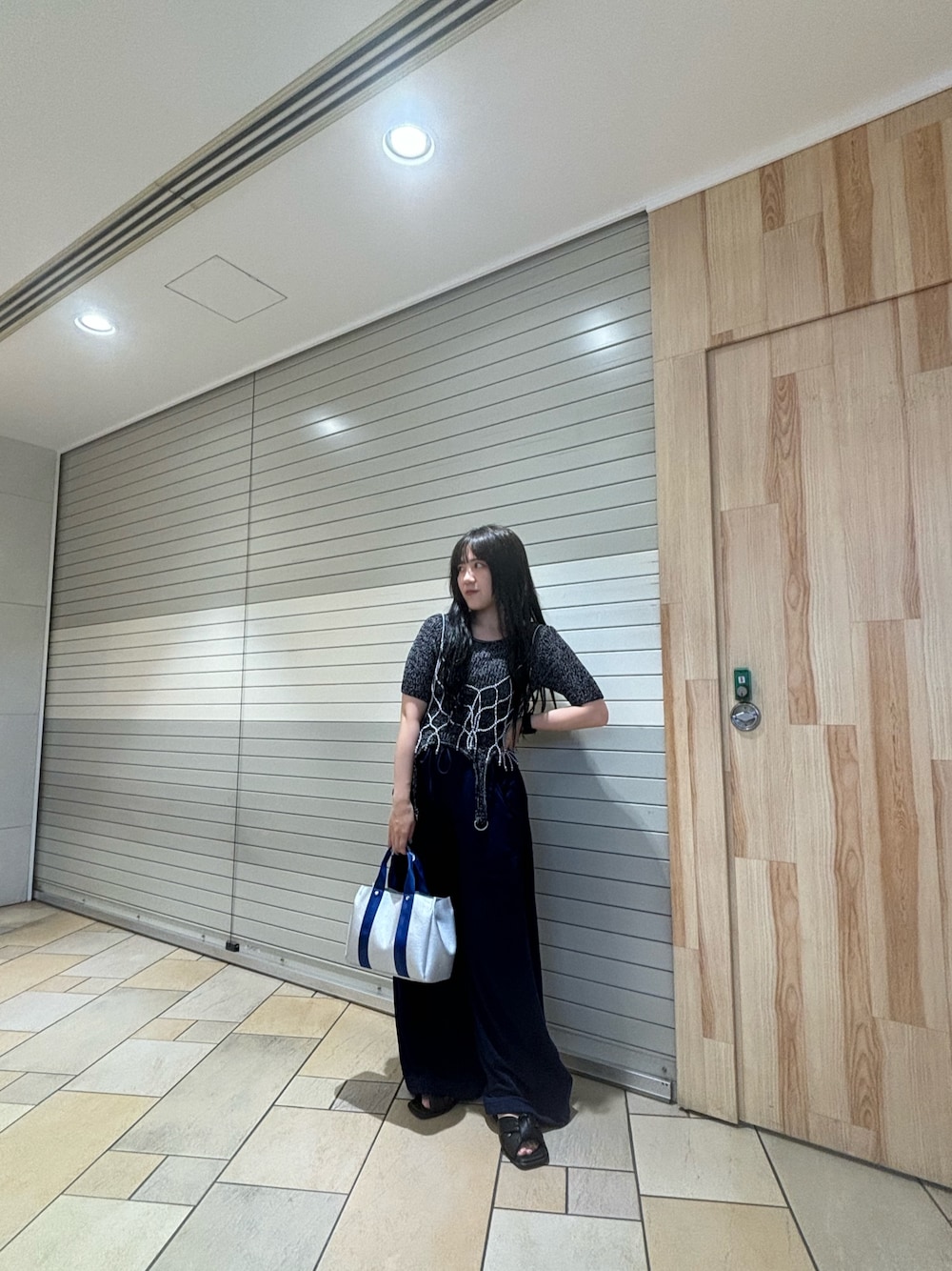 「ドロストパンツ、パールビスチェ、ビスチェ、ガーター、スポーツミックス、秋先取りコーデ、秋先取り、SENSEOFPLACE、韓国ファッション、レイヤードスタイル」｜「SENSE OF PLACE by URBAN RESEARCHのサイドパネルスウェットパンツ（スウェットパンツ、ブルー系）」を使った、あんりさん（レディース・155cm）の夏コーディネートの1枚目の写真