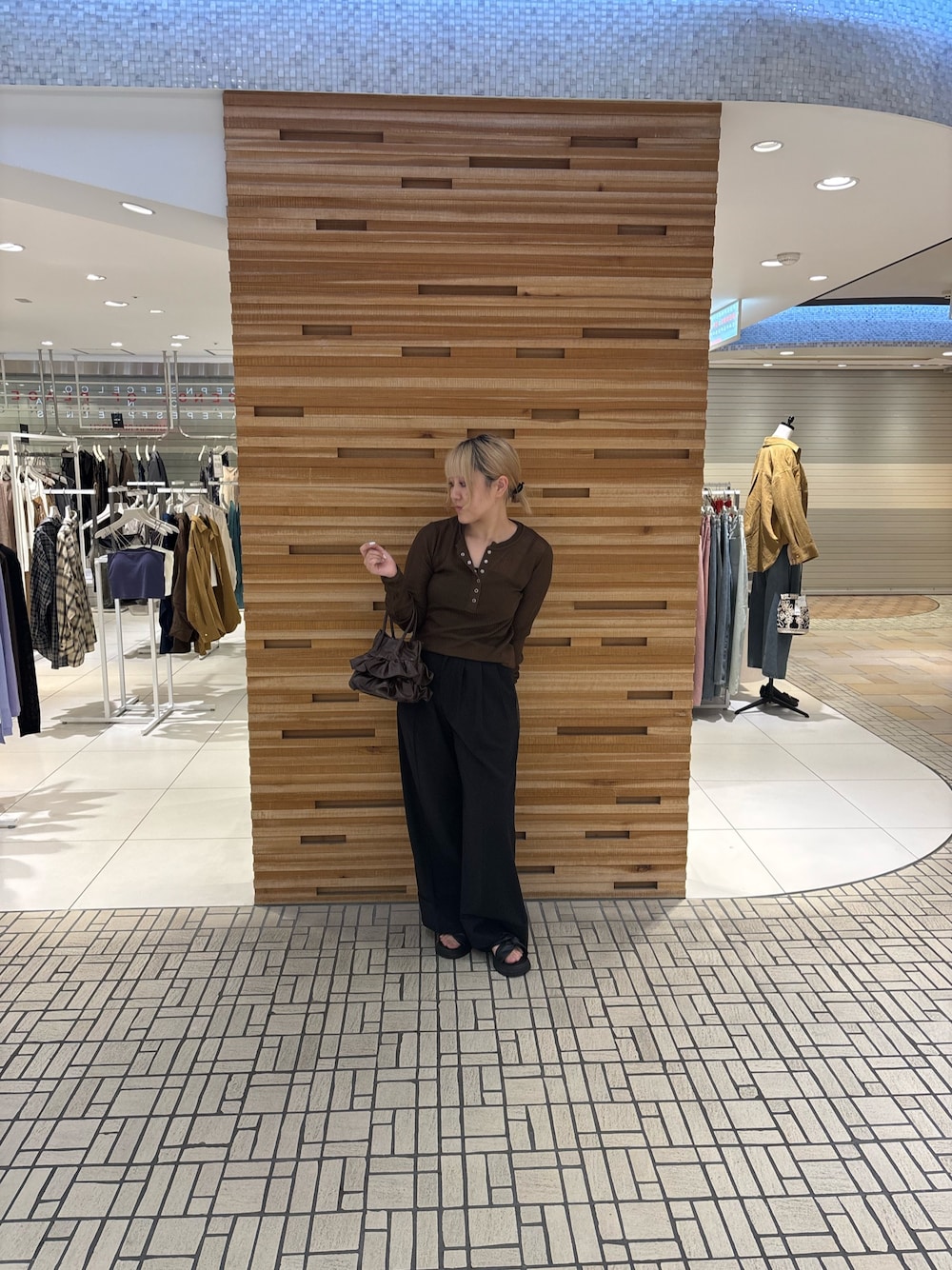 ブラウン系のニット/セーター、ブラック系のその他パンツを着用したレディースの夏コーディネートの1枚目の写真