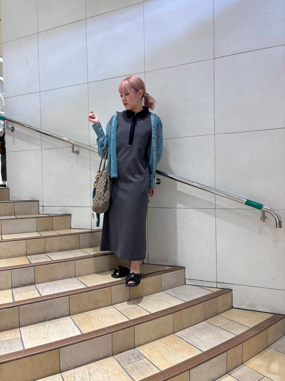 「モノトーン、デートコーデ、ワントーン、senseofplace、オフィスカジュアル、URTECH、柄物、旅行コーデ、ブルベ冬、紫外線対策、骨格ウェーブ、帰省コーデ、骨格ウェーブ×ブルベ冬、水際アイテム、ここでしか手に入らない別注アイテム」｜「SENSE OF PLACE by URBAN RESEARCHの『一部WEB限定カラー』バンドカラーシャンブレーシアーシャツ（シャツ/ブラウス、グリーン系）」を使った、あんりさん（レディース・155cm）の夏コーディネートの1枚目の写真