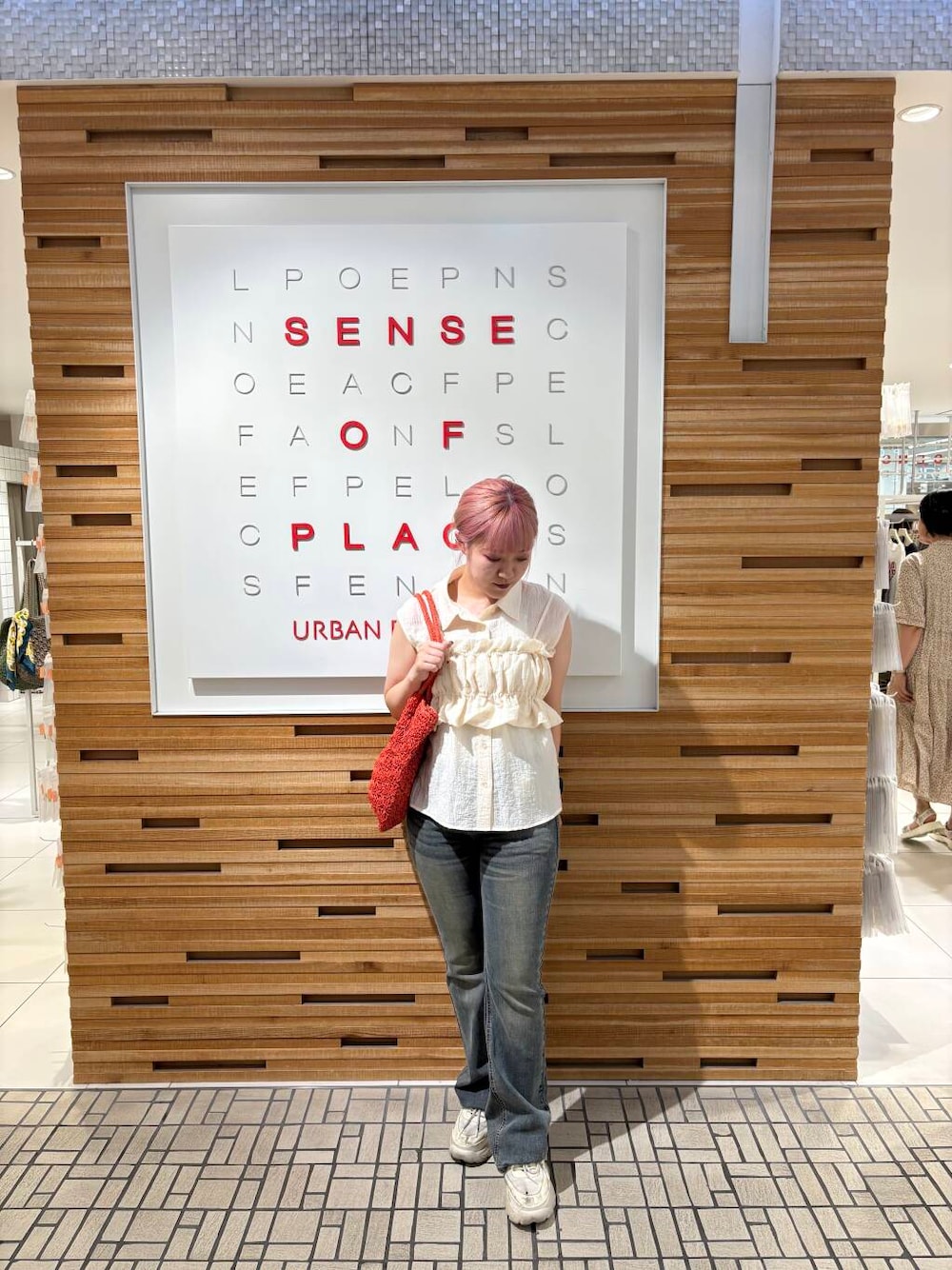 「モノトーン、デートコーデ、ワントーン、senseofplace、オフィスカジュアル、URTECH、柄物、旅行コーデ、ブルベ冬、紫外線対策、骨格ウェーブ、帰省コーデ、骨格ウェーブ×ブルベ冬、水際アイテム、ここでしか手に入らない別注アイテム」｜「SENSE OF PLACE by URBAN RESEARCHのローライズフレアデニムパンツ（デニムパンツ、ブルー系）」を使った、あんりさん（レディース・155cm）の夏コーディネートの1枚目の写真