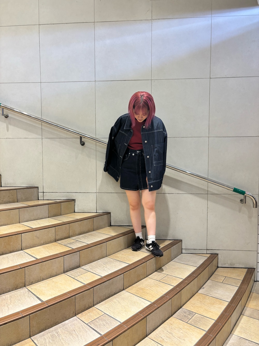 「秋冬コーデ、赤色コーデ、差し色コーデ、秋先取りコーデ、オトナカジュアル、大人ガーリー、休日スタイル、ブルベ冬、センスオブプレイス、SENSEOFPLACE、ニット、ニットコーデ、セットアップ、デニムセットアップ、デニム」｜「SENSE OF PLACE by URBAN RESEARCHのストレッチリブハイネックセーター（ニット/セーター、レッド系）」を使った、あんりさん（レディース・155cm）の秋コーディネートの1枚目の写真