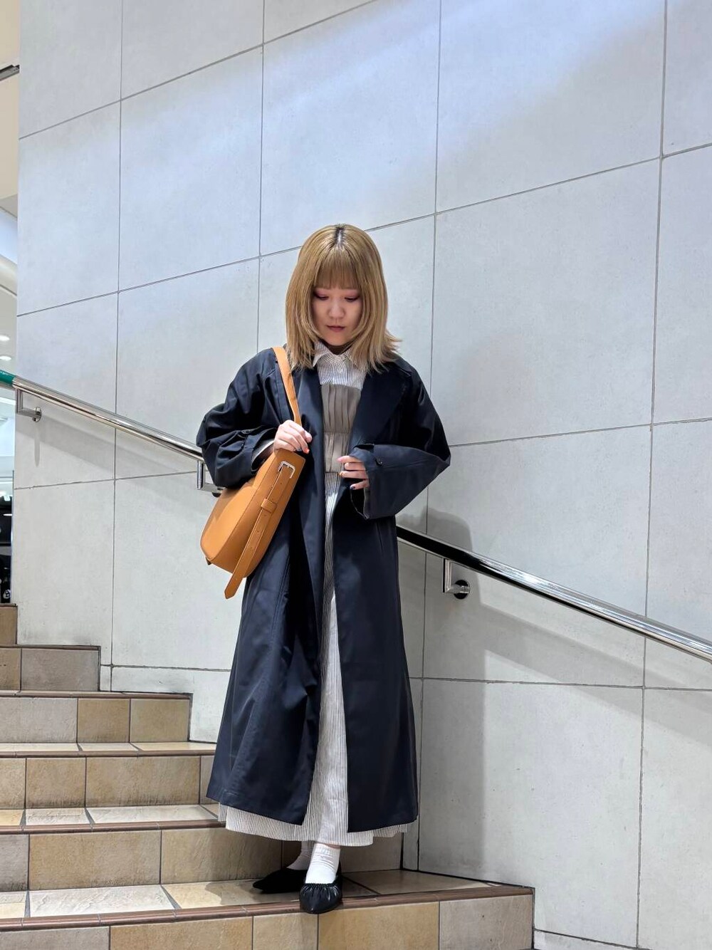 「デートコーデ、オフィスコーデ、春コーデ、スニーカーコーデ、senseofplace、newarrival、オフィスカジュアル、私のイチ推しブランド、スタッフのこれ買いました、私の推しデニムスタイル、先取り春色トップスコーデ」｜「SENSE OF PLACE by URBAN RESEARCHのギャザーフラットシューズ（パンプス、ブラック系）」を使った、あんりさん（レディース・155cm）の春コーディネートの1枚目の写真