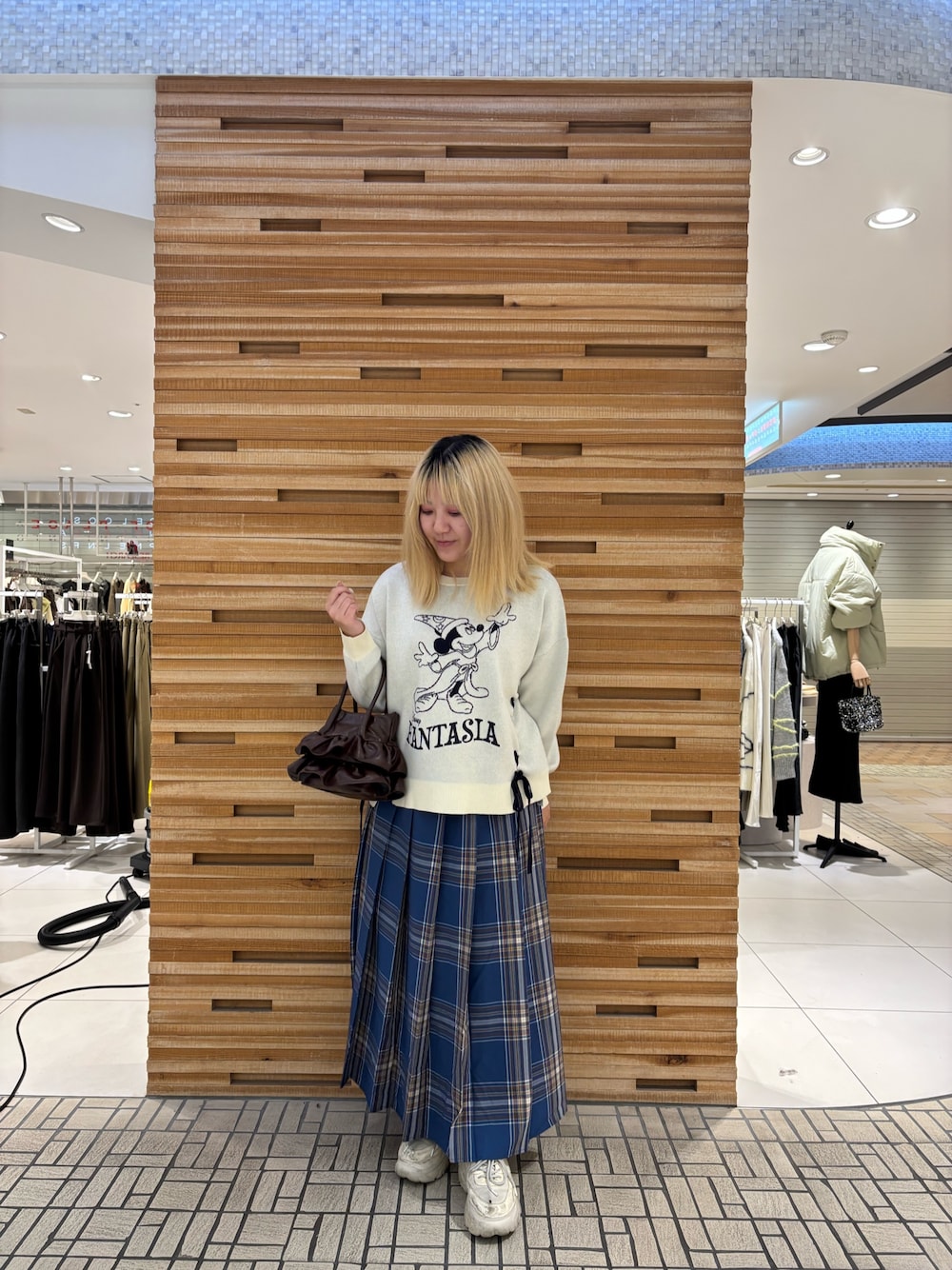 ホワイト系のニット/セーター、その他のスカートを着用したレディースの冬コーディネートの1枚目の写真