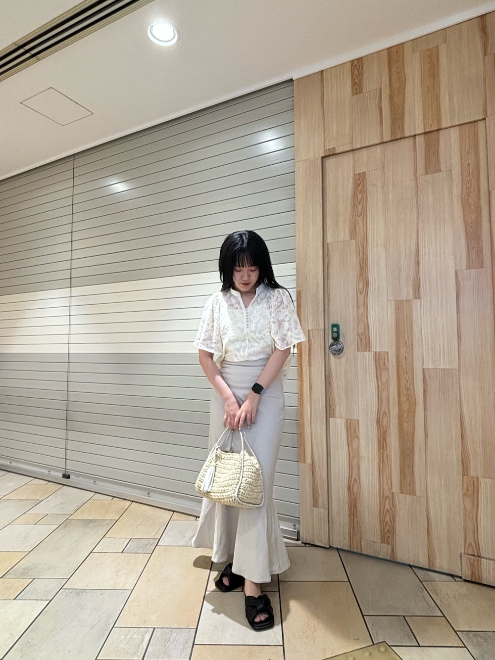 「夏コーデ、キレイめ、きれいめコーディネート、きれいめ、ホワイト、ホワイトコーデ、大人女子、サンダルコーデ、オケージョンスタイル、SENSEOFPLACE、HEYUMM」｜「SENSE OF PLACE by URBAN RESEARCHのフレアスリーブジャガードブラウス（シャツ/ブラウス、ホワイト系）」を使った、あんりさん（レディース・155cm）の夏コーディネートの1枚目の写真