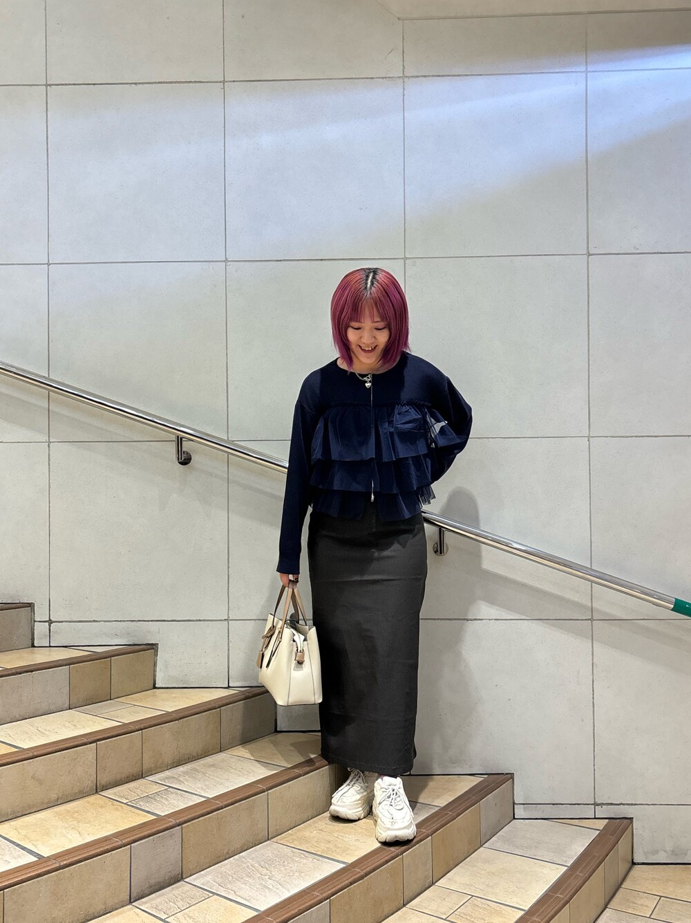 「チュールトップス、タイトスカート、ハイウエストスカート、秋服コーデ、おでかけコーデ、休日スタイル、大人ガーリー、オトナカワイイ、スカート、ニットコーデ、きれいめカジュアル、ダブルジップ、senseofplace、センスオブプレイス」｜「SENSE OF PLACE by URBAN RESEARCHの『一部WEB限定カラー』『TALLサイズ/WEB限定』ストレッチサスツキハイウエストスカート（スカート、グレー系）」を使った、あんりさん（レディース・155cm）の秋コーディネートの1枚目の写真