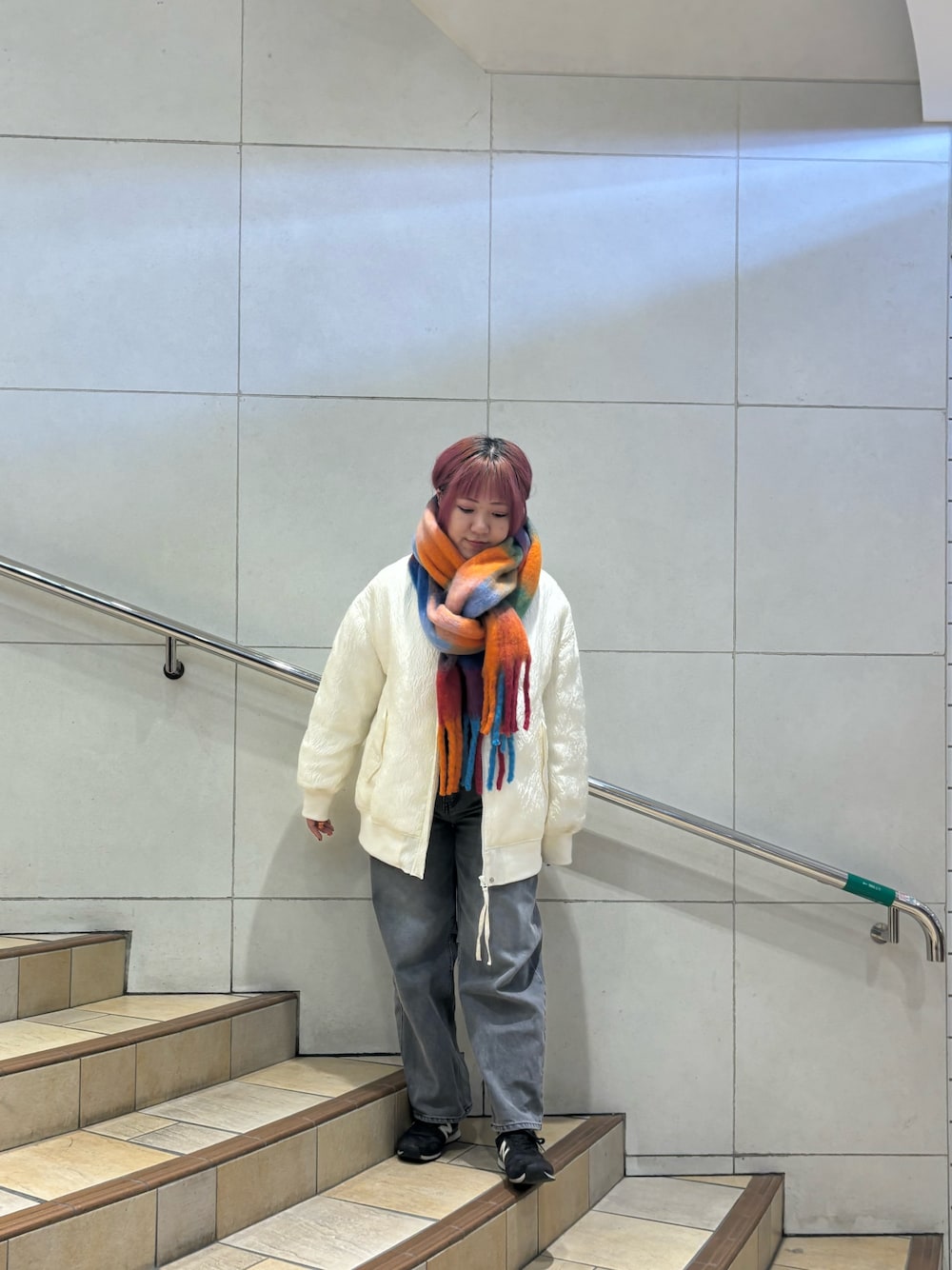 「ニット、マフラー、ハロウィン、お出かけコーデ、秋コーデ、ゆるコーデ、大人女子、SENSEOFPLACE、ootd、MA-1、ダウン」｜「SENSE OF PLACE by URBAN RESEARCHのカーブデニム（デニムパンツ、グレー系）」を使った、あんりさん（レディース・155cm）の秋コーディネートの1枚目の写真