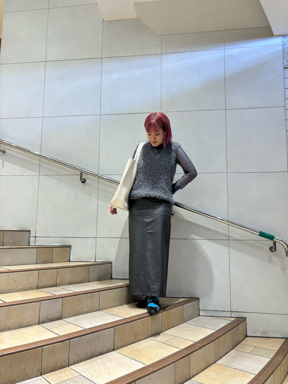 「お出かけコーデ、秋コーデ、秋服準備はじめました、レザースカート、ベスト、ベストコーデ、シアートップス、大人ガーリー、ブルベ冬、キレイめカジュアル、トーンコーデ、センスオブプレイス、SENSEOFPLACE、HEYUMM」｜「SENSE OF PLACE by URBAN RESEARCHのヴィンテージレザーライクペンシルスカート（スカート、ブラック系）」を使った、あんりさん（レディース・155cm）の秋コーディネートの1枚目の写真