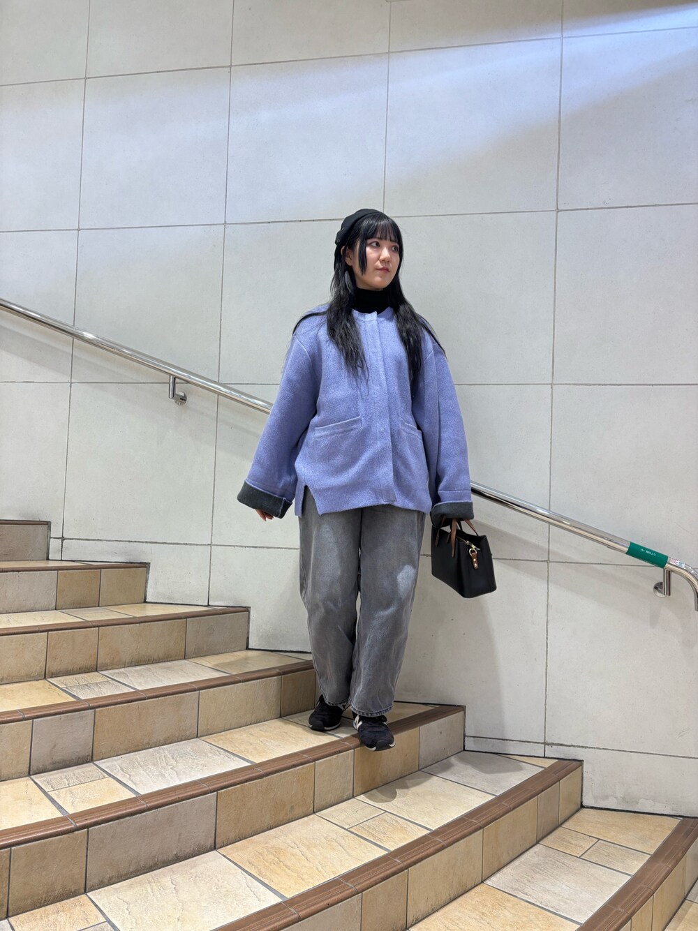 「冬コーデ、クリスマスに着たい服、さし色、カラフルコート、むらさき、デニム、ニット、カジュアル、センスオブプレイス、senseofplace、カラーコーデ、大人女子」｜「SENSE OF PLACE by URBAN RESEARCHの『再入荷予定カラー』『柴田ひかりさん着用』ストレッチリブハイネックセーター（ニット/セーター、ブラック系）」を使った、あんりさん（レディース・155cm）の冬コーディネートの1枚目の写真