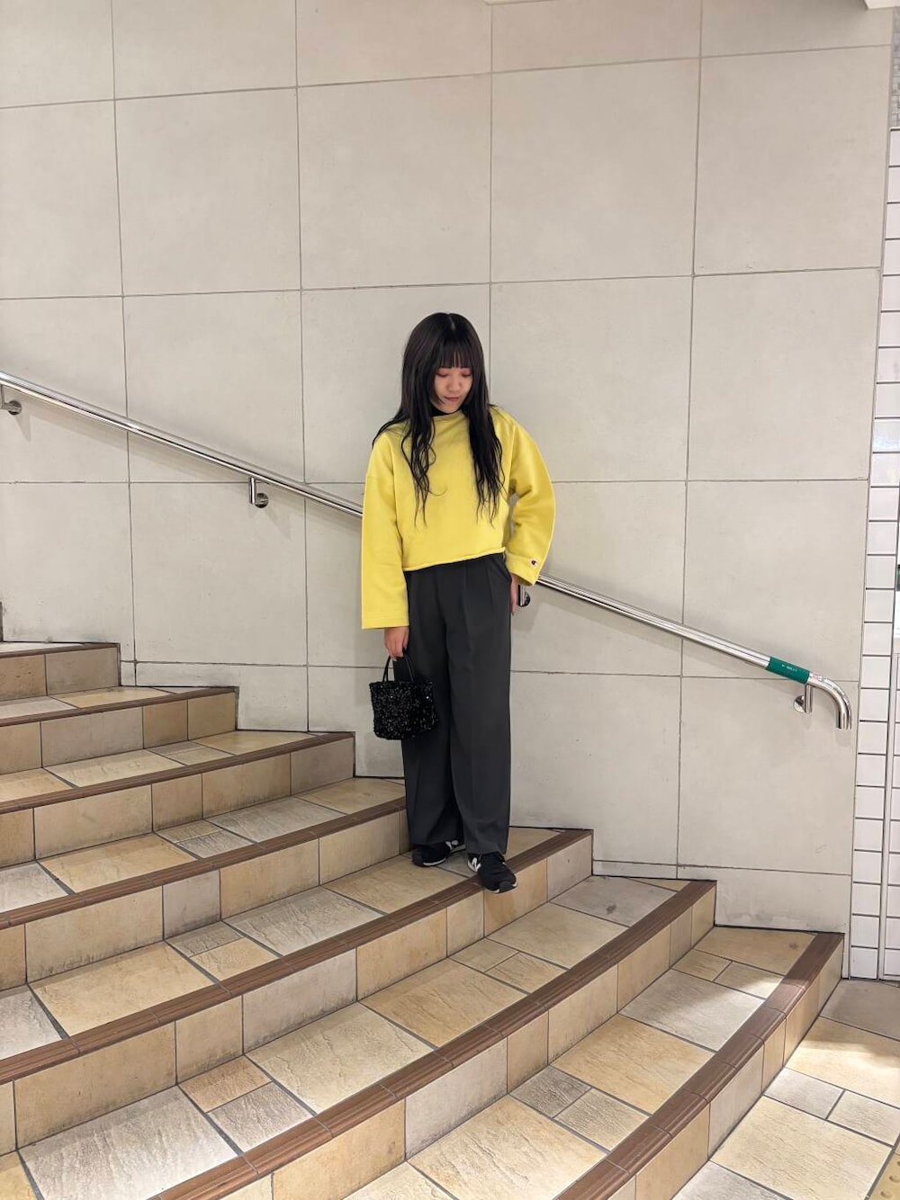 ブラック系のTシャツ/カットソー、イエロー系のスウェット、グレー系のその他パンツを着用したレディースの冬コーディネートの1枚目の写真