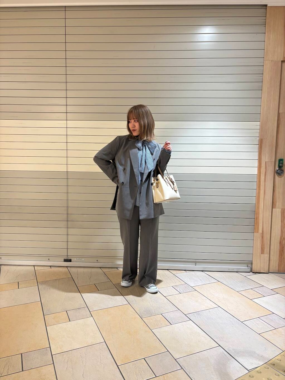 「セットアップ、デートコーデ、オフィスコーデ、スニーカーコーデ、senseofplace、newarrival、オフィスカジュアル、オフィス、高身長おススメアウター、低身長おススメアウター、私のイチ推しブランド、イチ推しアウター×ウェーブ、先取り春色トップスコーデ」｜「SENSE OF PLACE by URBAN RESEARCHのセンタープレスストレートパンツ（スラックス、グレー系）」を使った、あんりさん（レディース・155cm）の冬コーディネートの1枚目の写真
