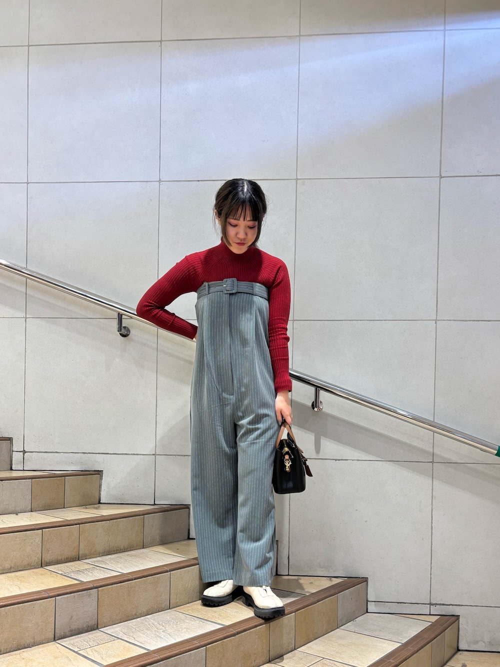 「ベアパンツ、サロペット、おでかけコーデ、シンプル、着回しコーデ、春服、ニット/セーター、グレー、ニットコーデ、グレーコーデ、センスオブプレイス、senseofplace、SENSEOFPLACE」｜「SENSE OF PLACE by URBAN RESEARCHの2WAYベルトツキベアパンツ（サロペット/オーバーオール、グレー系）」を使った、あんりさん（レディース・155cm）の冬コーディネートの1枚目の写真