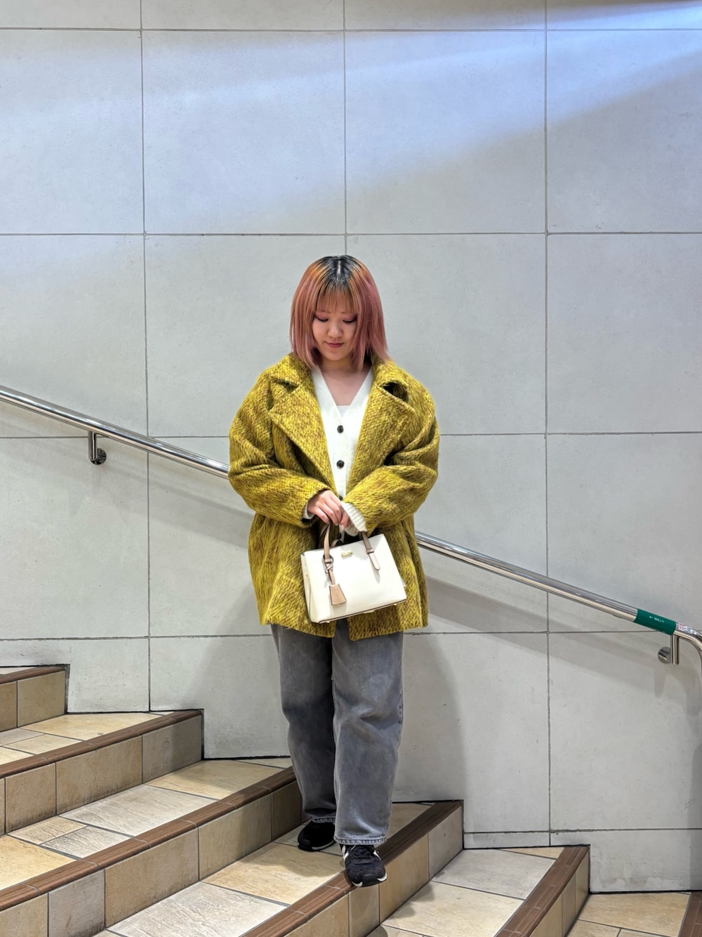 「ホワイトコーデ、クリスマスに着たい服、シャギーコート、スニーカー、お出かけコーデ、大人女子、大人コーデ、デニムコーデ、センスオブプレイス、カーディガン」｜「SENSE OF PLACE by URBAN RESEARCHのシャギーミドルコート（ステンカラーコート、イエロー系）」を使った、あんりさん（レディース・155cm）の冬コーディネートの1枚目の写真