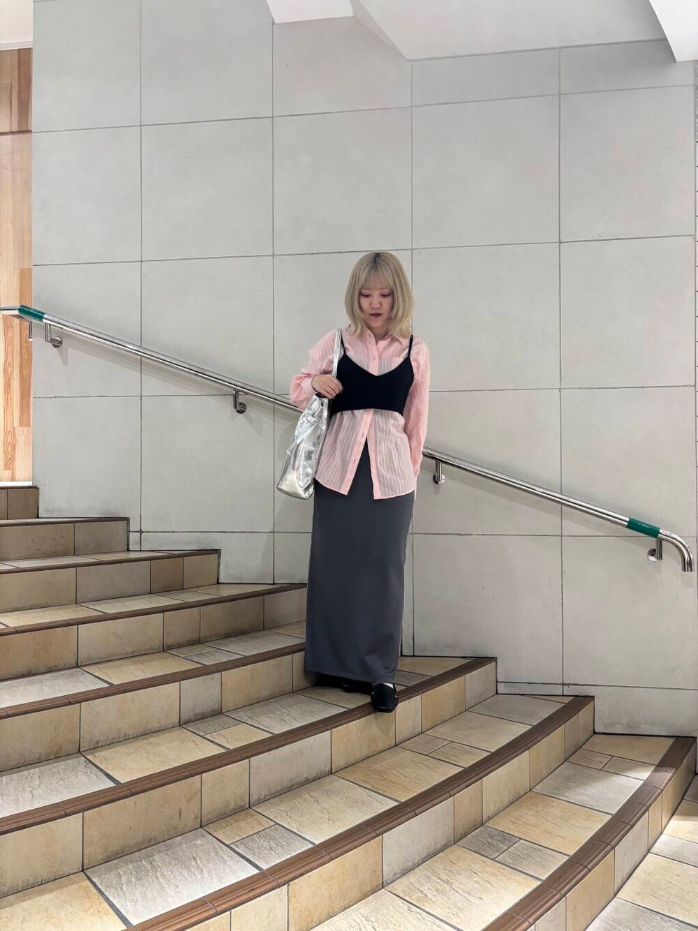 シルバー系のトートバッグ、ブラック系のその他トップス、ピンク系のシャツ/ブラウスを着用したレディースの春コーディネートの1枚目の写真