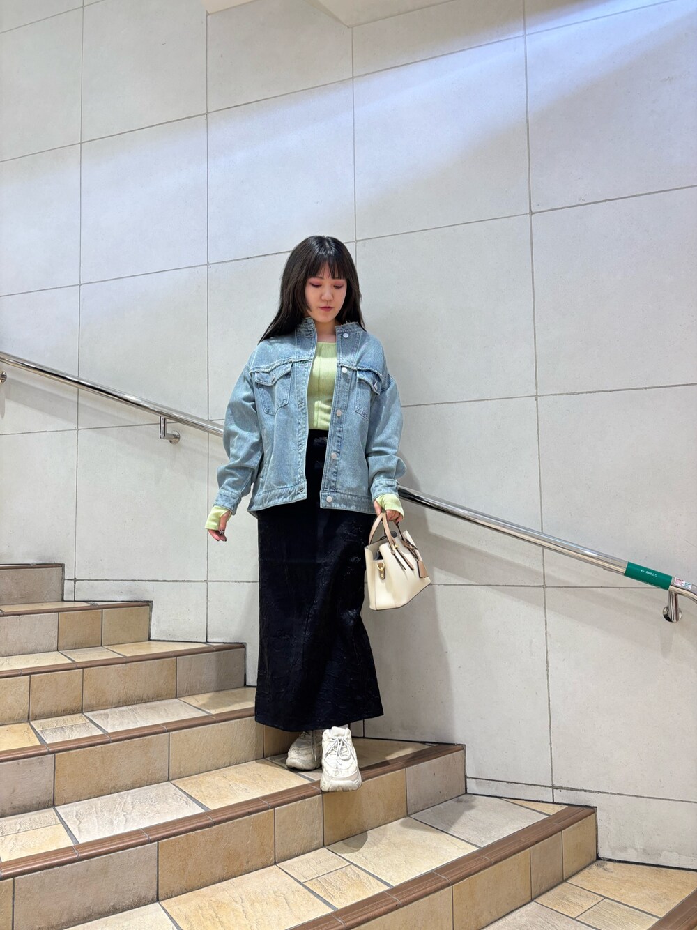 「デニムジャケット、春コーデ、春服、春カラー、カジュアルスタイル、大人可愛い、プチプラコーデ、アウターコーデ、大人かわいい、デート、センスオブプレイス、senseofplace」｜「SENSE OF PLACE by URBAN RESEARCHのラメリブロングTシャツ（Tシャツ/カットソー、グリーン系）」を使った、あんりさん（レディース・155cm）の冬コーディネートの1枚目の写真