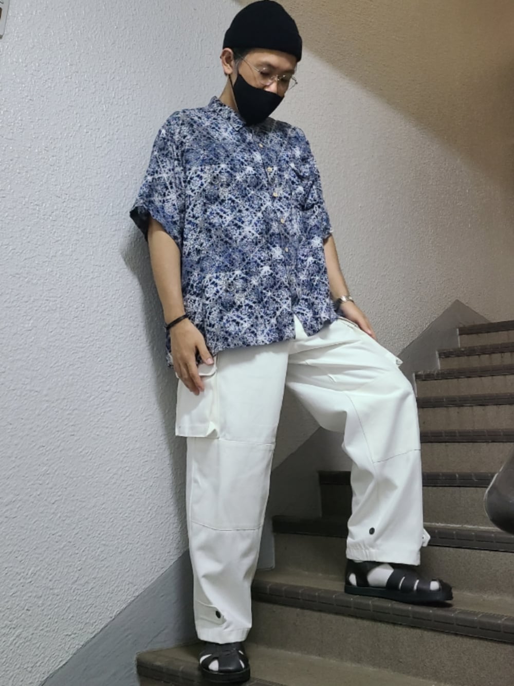 「サンダルに靴下、ニット帽、柄シャツ、サングラス、ダテメガネ、白パンツ」｜「newhattanのnewhattan(ニューハッタン) / 2WAY コットン リブ ニットキャップ（ニットキャップ/ビーニー、ブラック系）」を使った、めろはやぶささん（メンズ・173cm）の夏コーディネートの1枚目の写真