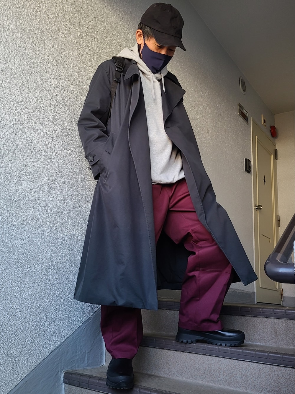 「ビッグシルエット、ロングコート、ストリート、ブーツ、UNIQLO、カラーパンツ、やさキス」｜「LACOSTEのLACOSTE (ラコステ)COTTON TWILL CAPコットンツイルキャップ[カツラギ6方キャップ】ユニセックス（キャップ、ブラック系）」を使った、めろはやぶささん（メンズ・173cm）の冬コーディネートの1枚目の写真