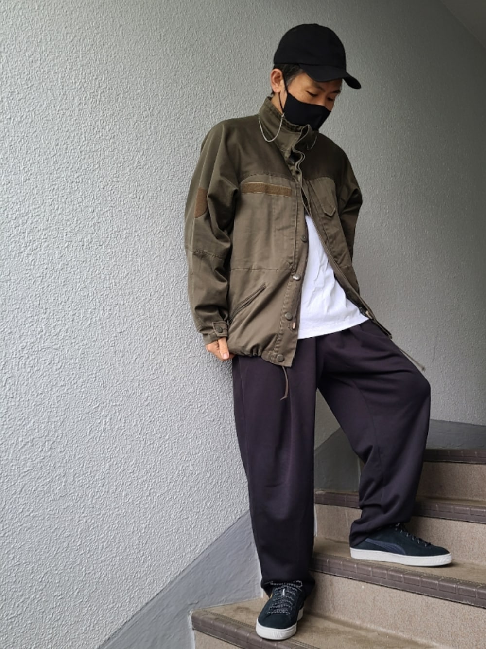 「ミリタリージャケット、オーストリア軍、スラックス、ストリートMIX、ミリタリーMIX、プーマ」｜「LACOSTEのLACOSTE (ラコステ)COTTON TWILL CAPコットンツイルキャップ[カツラギ6方キャップ】ユニセックス（キャップ、ブラック系）」を使った、めろはやぶささん（メンズ・173cm）の春コーディネートの1枚目の写真