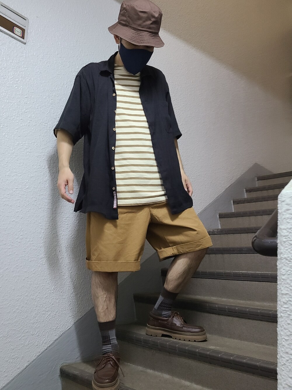 「夏コーデ、プチプラコーデ、シャツスタイル、デッキシューズ、アロハシャツ、ハーフパンツ、ブラウンコーデ、ボーダートップス」｜「ZARAのアイテム（モカシン/デッキシューズ、ブラウン系）」を使った、めろはやぶささん（メンズ・173cm）の夏コーディネートの1枚目の写真