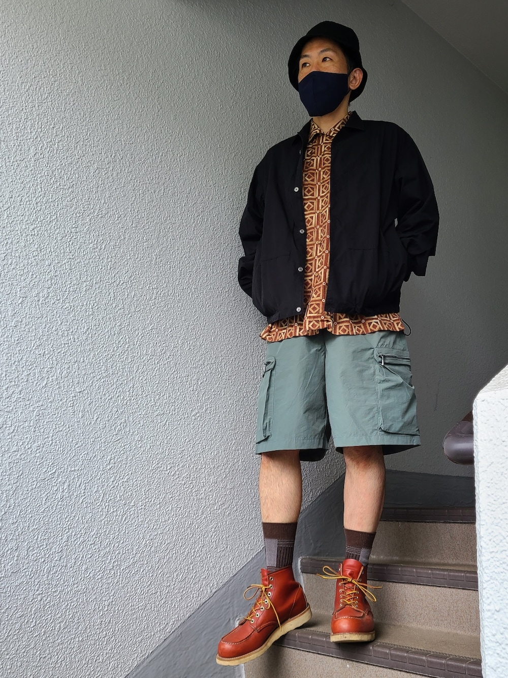 「シャツオンシャツ、ハーフパンツ、ハーフパンツ ＋ ロングスリーブ、春夏コーデ、ワークブーツ、ガラシャツ、バケットハット」｜「RED WINGのRED WING / レッドウイング : CLASSIC WORK 6MOC-TOE #（ブーツ、レッド系）」を使った、めろはやぶささん（メンズ・173cm）の夏コーディネートの1枚目の写真