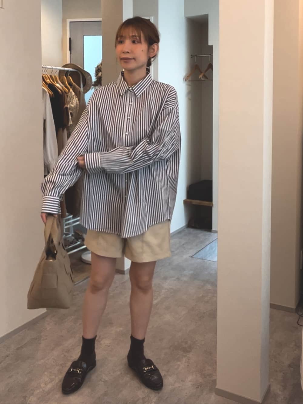 「シンプルスタイル、楽チンコーデ、オトナ女子」｜「floristの【2way】バッグインバッグ付き編み込みショルダートートバッグ（ハンドバッグ、ベージュ系）」を使った、❁ a i  ❁さん（レディース・158cm）の夏コーディネートの1枚目の写真