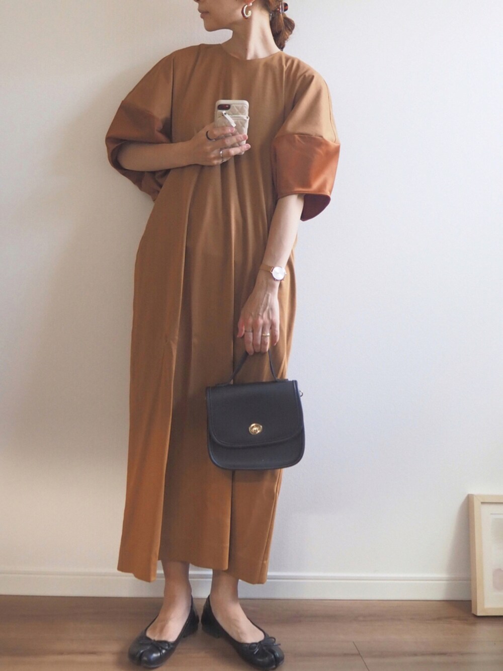 ベージュ系のワンピース、ブラック系のバレエシューズを着用したレディースの夏コーディネートの1枚目の写真