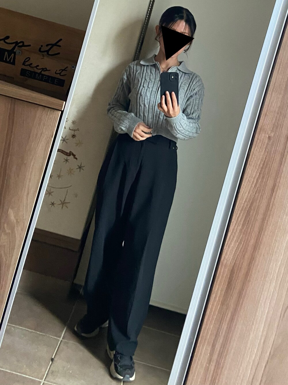 「冬コーデ、オトナ女子、大人かわいい、きれいめカジュアル、スニーカーコーデ、カーディガン、ニットコーデ、シンプル、着回しコーデ、低身長女子、タックパンツ、ダブルジップ、襟付きトップス」｜「しまむらのアイテム（カーディガン/ボレロ、グレー系）」を使った、ゆんさん（レディース・153cm）の冬コーディネートの1枚目の写真