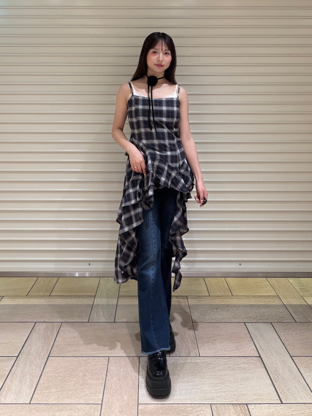 ブラック系のワンピース、ブルー系のその他パンツを着用したレディースの秋コーディネートの1枚目の写真