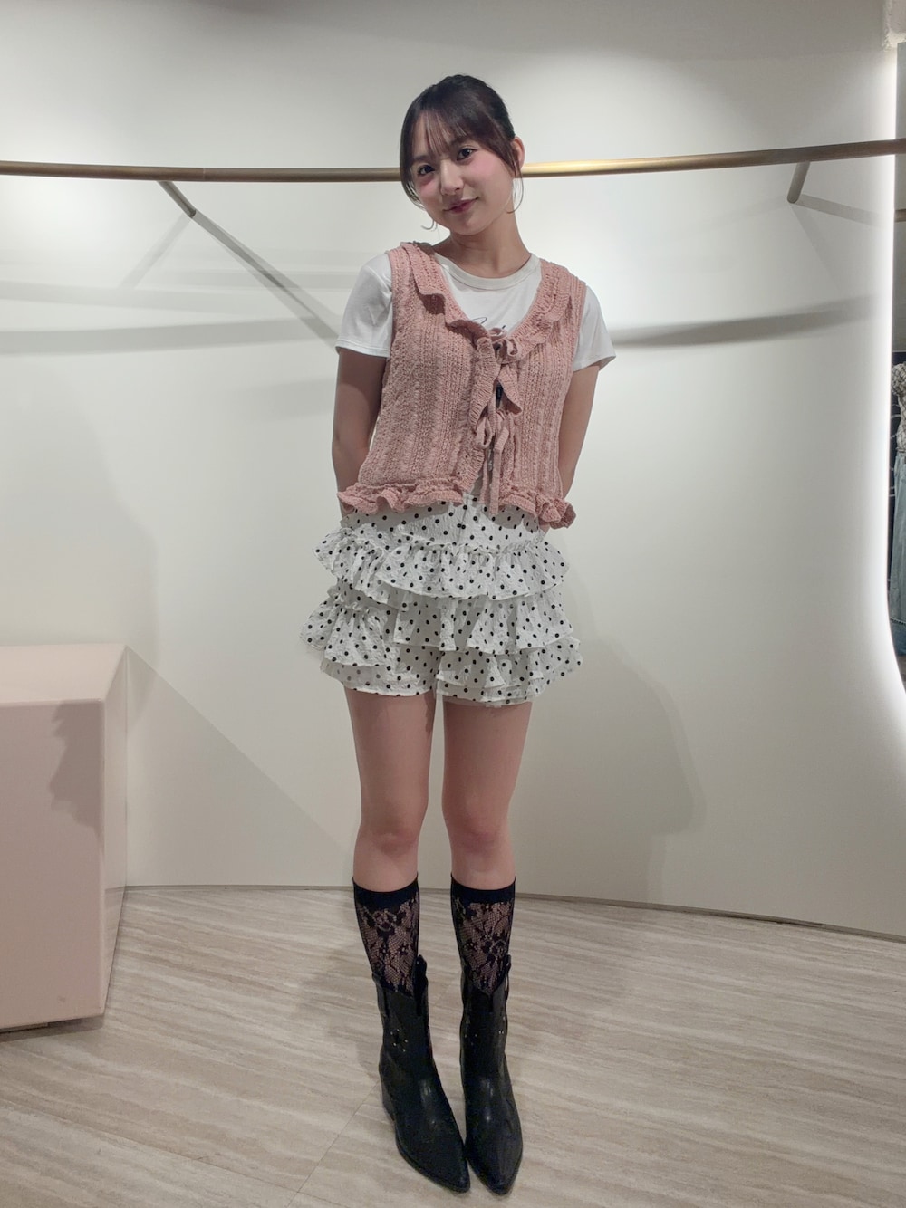 ピンク系のニット/セーター、ホワイト系のその他パンツ、ホワイト系のTシャツ/カットソーを着用したレディースの春コーディネートの1枚目の写真