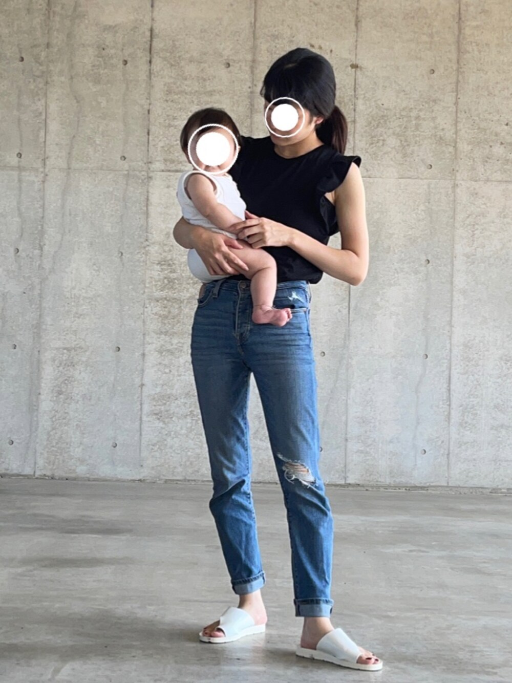 「デニム、シンプル、ノースリーブ、夏コーデ、サンダル、Levi's、パンツスタイル」｜「SENSE OF PLACE by URBAN RESEARCHのオリガミタックTシャツ(ノースリーブ)（Tシャツ/カットソー、ブラック系）」を使った、N .さん（レディース・162cm）の夏コーディネートの1枚目の写真