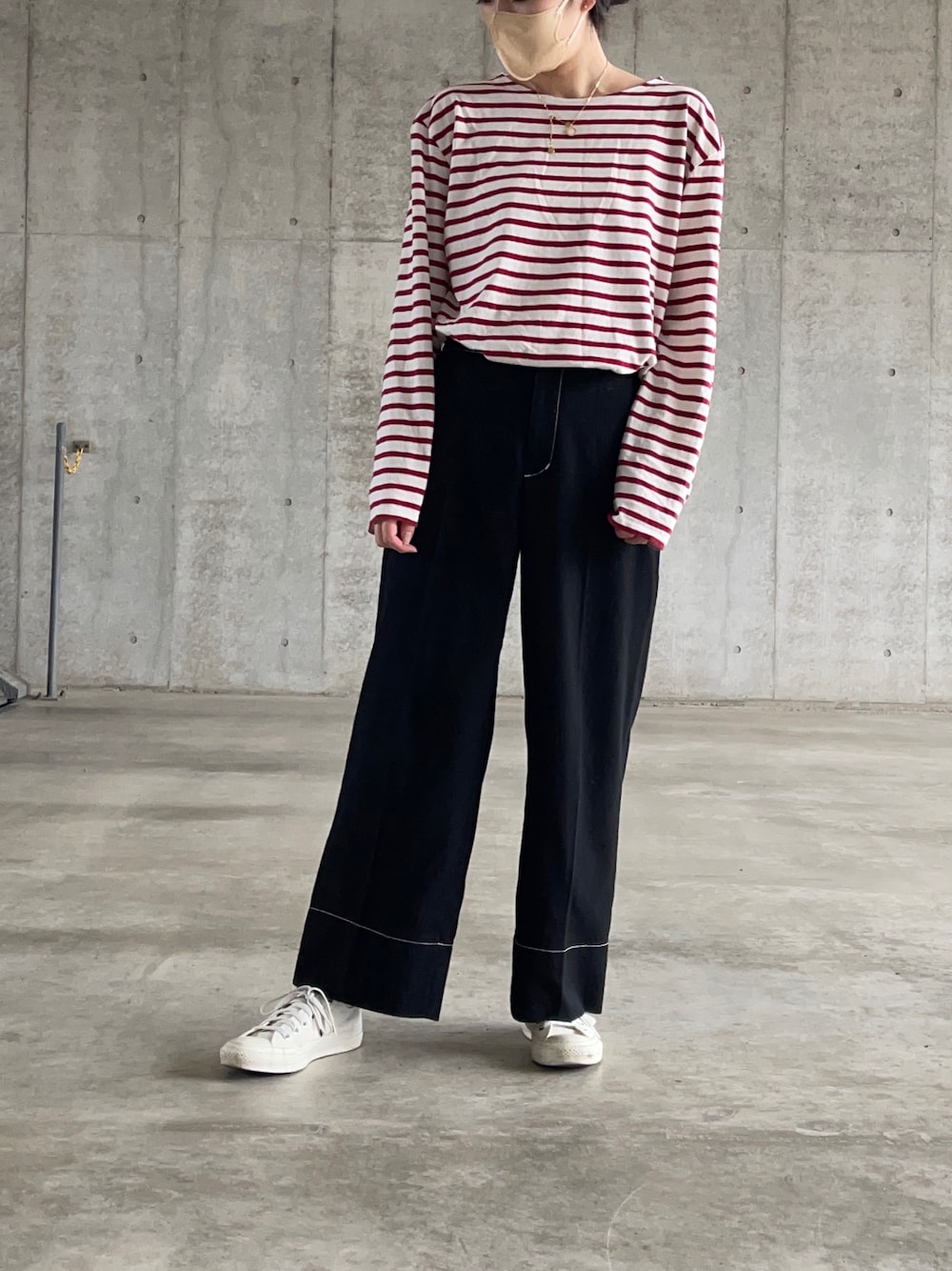「ボーダー、コンバース、converse、黒、パンツスタイル、ワイドパンツ」｜「JOURNAL STANDARD relumeのTRツイル ホワイトステッチ セミワイドパンツ（その他パンツ、ブラック系）」を使った、N .さん（レディース・162cm）の秋コーディネートの1枚目の写真