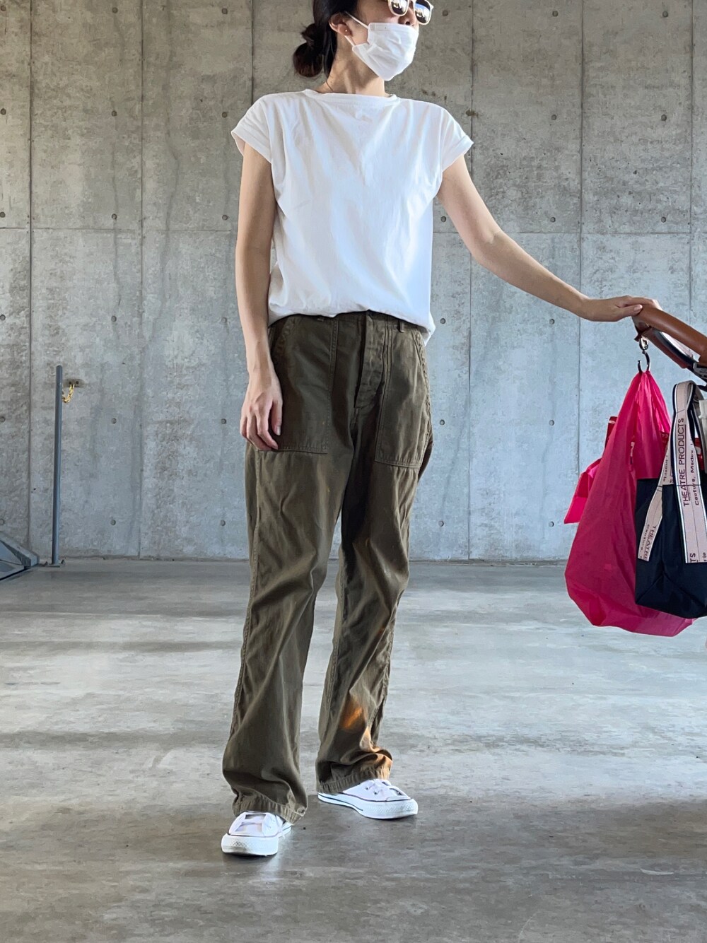「ママコーデ、シンプル、白Tシャツ、カーゴパンツ、カーキ、カーキパンツ、パンツスタイル、converse、コンバース、スニーカー、カジュアル」｜「TODAYFULのVintageカーゴパンツ（カーゴパンツ、グリーン系）」を使った、N .さん（レディース・162cm）の秋コーディネートの1枚目の写真