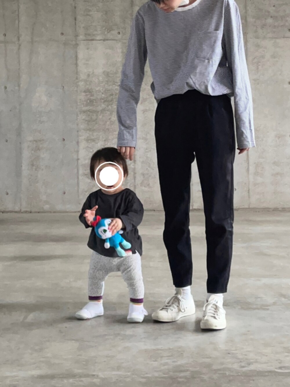 「ママコーデ、親子コーデ、むすめ服、プチプラコーデ、シンプル、パンツスタイル、GU、スニーカー、コンバース、モノトーン、ボーダー、ootd」｜「CONVERSEのアイテム（スニーカー、ホワイト系）」を使った、N .さん（レディース・162cm）の秋コーディネートの1枚目の写真