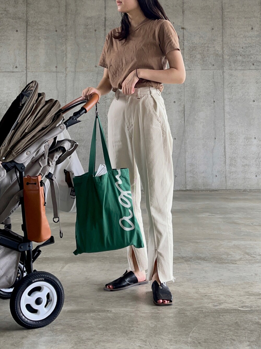 「シンプル、休日スタイル、大人カジュアル、パンツコーデ、Tシャツ、ブラウン、ホワイト、サンダル、レイヤードスタイル、ママコーデ、ママファッション」｜「NEUNAのスクエアトゥソフトレザーフラットサンダル（サンダル、ブラック系）」を使った、N .さん（レディース・162cm）の夏コーディネートの1枚目の写真