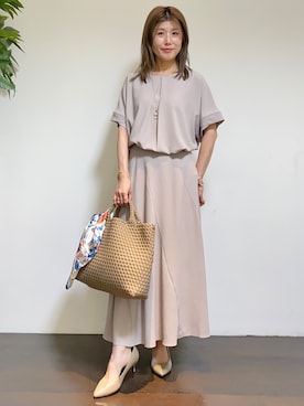 「UNTITLED（アンタイトル）の【前後2WAY/はっ水/セットアップ可】リラクシーフレンチスリーブブラウス（シャツ/ブラウス、ベージュ系）」を使った、tomoさん（レディース・155cm）の夏コーディネート