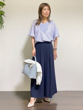 「UNTITLED（アンタイトル）の【接触冷感/通気性/洗える】Vネックフリルブラウス（シャツ/ブラウス、ブルー系）」を使った、tomoさん（レディース・155cm）の夏コーディネート