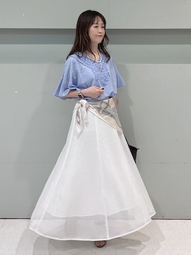 「UNTITLED（アンタイトル）の【接触冷感/通気性/洗える】Vネックフリルブラウス（シャツ/ブラウス、ブルー系）」を使った、makiさん（レディース・154cm）の夏コーディネート