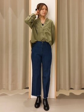「THE SHOP TK （ザ ショップ ティーケー ）の【通勤にもデイリーにも】ダブルポケットスキッパーシャツ/洗濯機OK（シャツ/ブラウス、グリーン系）」を使った、ミリさん（レディース・171cm）の秋コーディネート