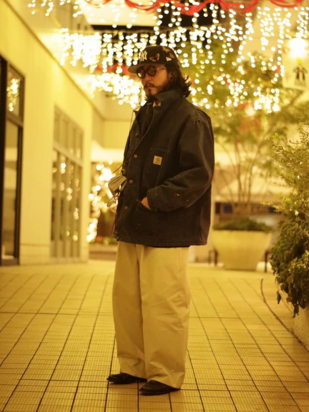 「私の推しブランド、シンプルコーデ、ビッグシルエット、carhartt、NEW ERA、STUDIONICHOLSON、ワイドパンツ、サングラス、休日スタイル、キャップ、サービスシューズ、チョアコート、カバーオール、白パンツ、カジュアル」｜「EFFECTORのアイテム（サングラス、ブラウン系）」を使った、crementyさん（メンズ・172cm）の冬コーディネートの1枚目の写真