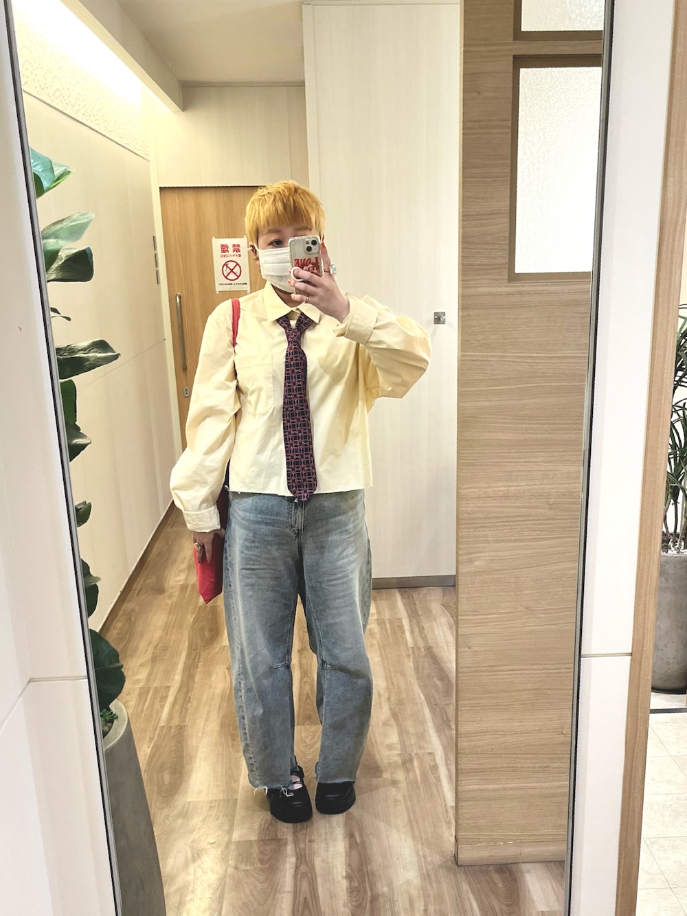 「ネクタイ、春色、バレルレッグジーンズ、シャツスタイル」｜「不明のアイテム（ネクタイ、ブルー系）」を使った、ねこくじらさん（レディース・158cm）の春コーディネートの1枚目の写真