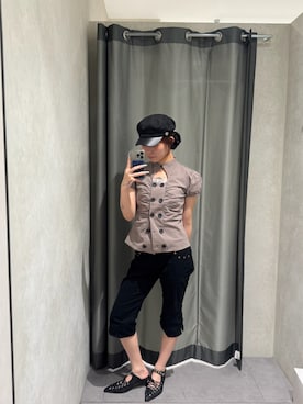 「WHO'S WHO gallery（フーズフーギャラリー）のWボタンギャザーブラウス(ドット柄・無地)（シャツ/ブラウス、グレー系）」を使った、レイアさん（レディース・160cm）の春コーディネート