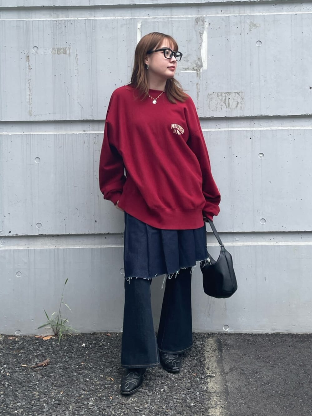 ブラック系のその他シューズ、ブルー系のデニムパンツ、レッド系のスウェットを着用したレディースの秋コーディネートの1枚目の写真