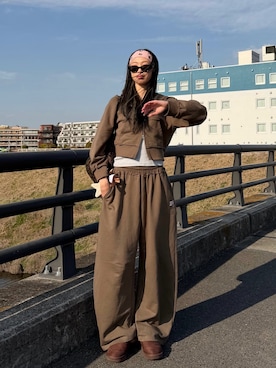 「BENUA（ベヌア）のBN cropped zip hoodie/BN クロップドジップフーディー（パーカー、グリーン系）」を使った、saraさん（レディース・172cm）の春コーディネート