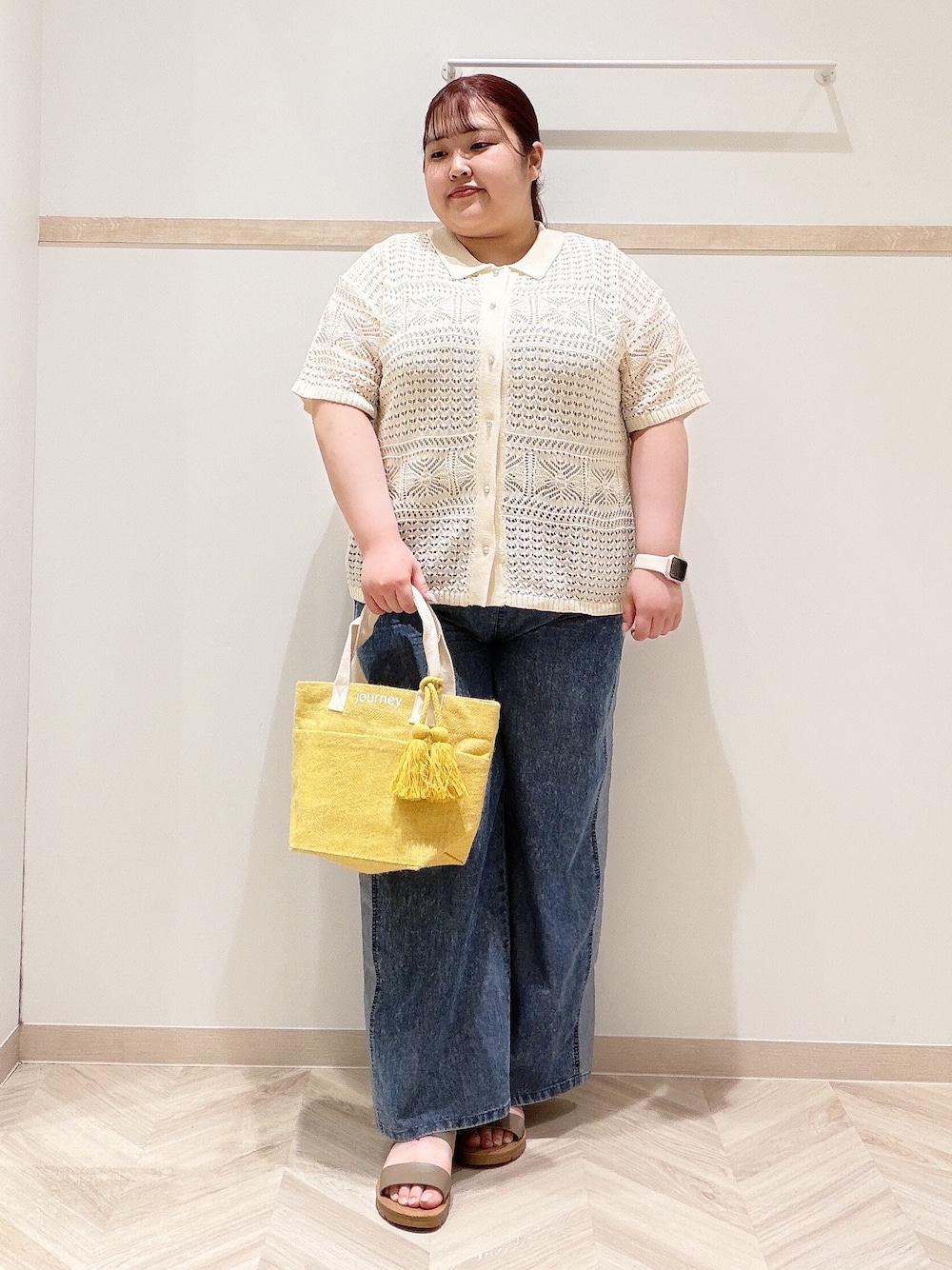 ホワイト系のカーディガン/ボレロ、シルバー系のタンクトップ、ブルー系のデニムパンツを着用したレディースの夏コーディネートの1枚目の写真
