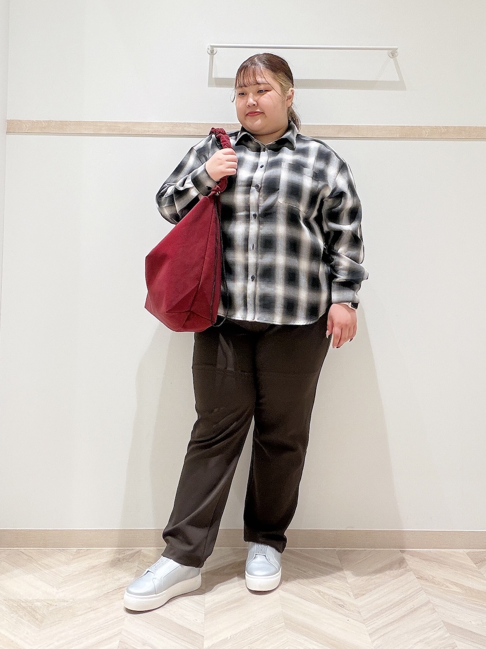 グレー系のシャツ/ブラウス、ブラウン系のその他パンツ、シルバー系のスニーカーを着用したレディースの秋コーディネートの1枚目の写真