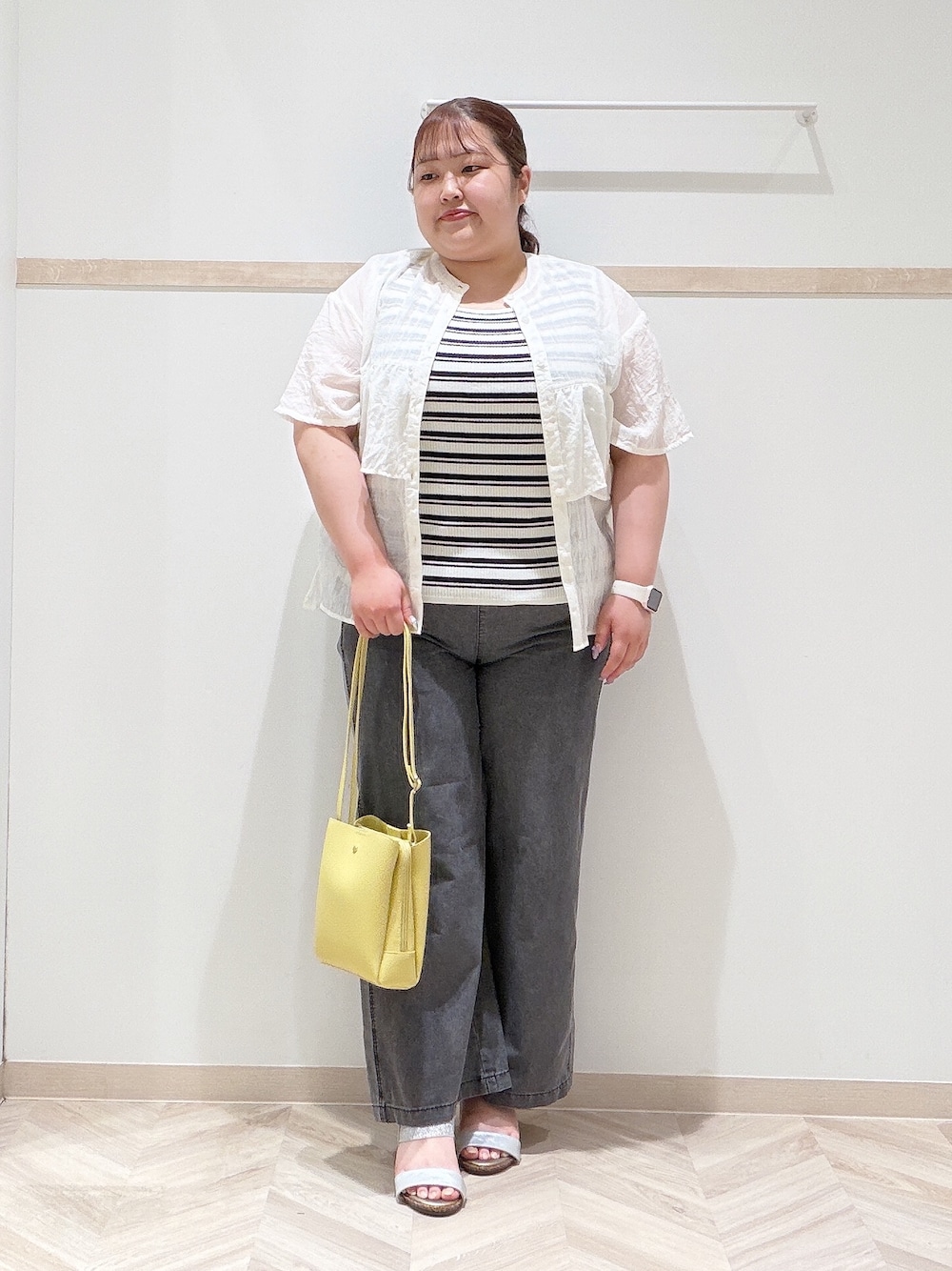 ホワイト系のシャツ/ブラウス、ベージュ系のニット/セーター、グレー系のデニムパンツを着用したレディースの夏コーディネートの1枚目の写真