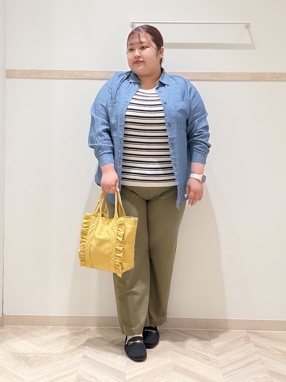 ブルー系のシャツ/ブラウス、ベージュ系のニット/セーター、グリーン系のその他パンツを着用したレディースの夏コーディネートの1枚目の写真