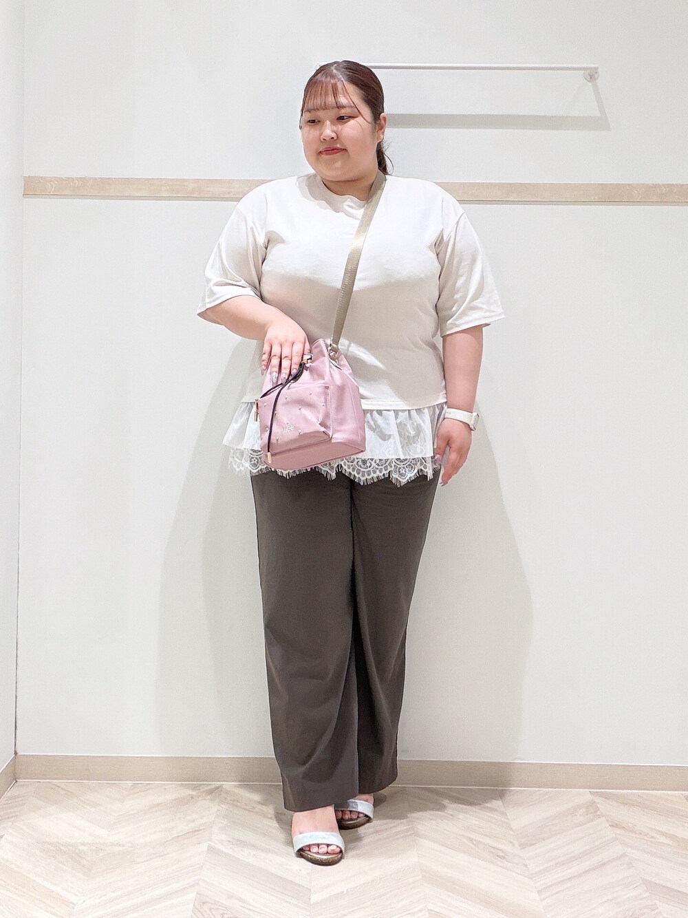 ベージュ系のTシャツ/カットソー、ブラウン系のその他パンツ、シルバー系のサンダルを着用したレディースの夏コーディネートの1枚目の写真